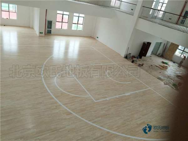學(xué)?；@球運動地板施工步驟1